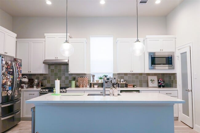 Building Photo - 2718 Grand Fountains Dr