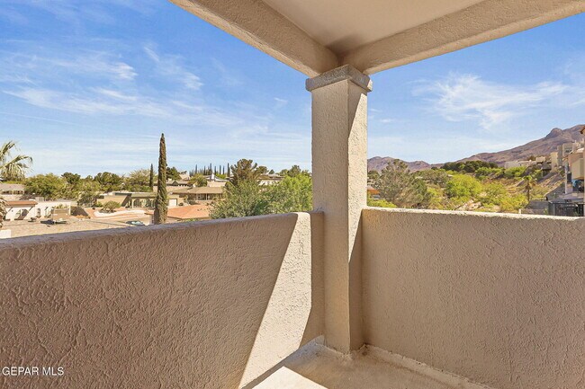 Building Photo - 6264 Escondido Dr