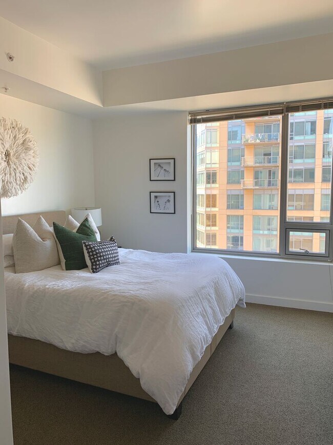 Building Photo - Stunning 1 Bedroom Condo in the Heart of Downtown/South Lake Union!
