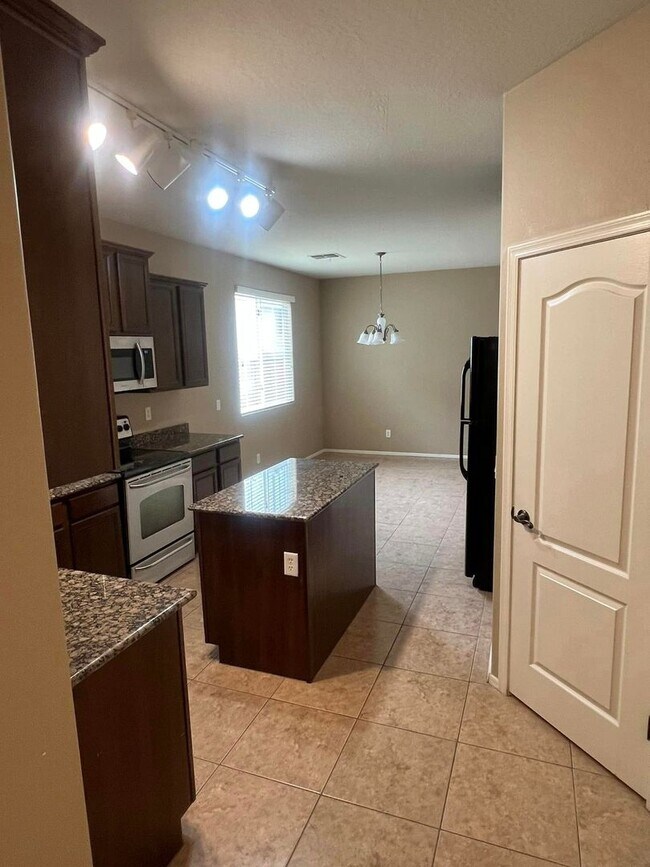 Building Photo - 4-bedroom and loft in the Willows with com...