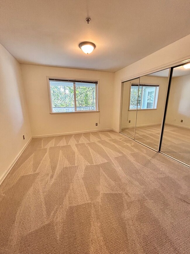 Building Photo - 2bd/1.75ba Kirkland Condo