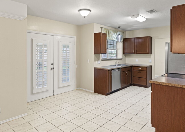 Building Photo - "Spacious 3-Bed Sanctuary with 2.5 Baths o...