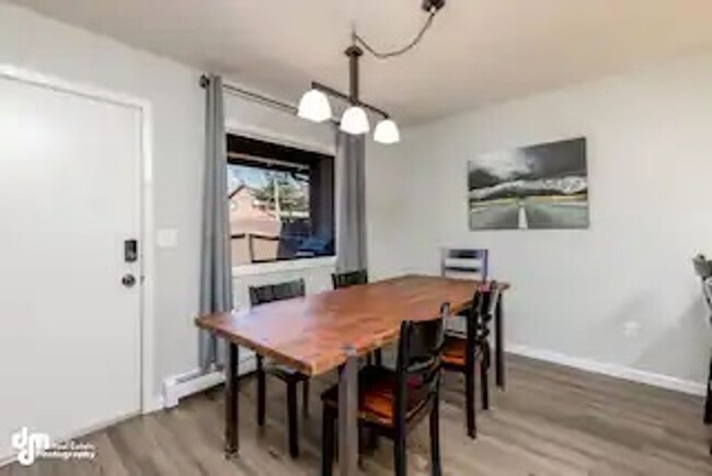 Building Photo - Fully Furnished 3 bed townhome!