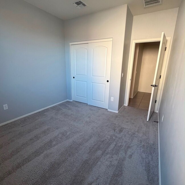 Building Photo - 9020 E Pantano Bluff Dr