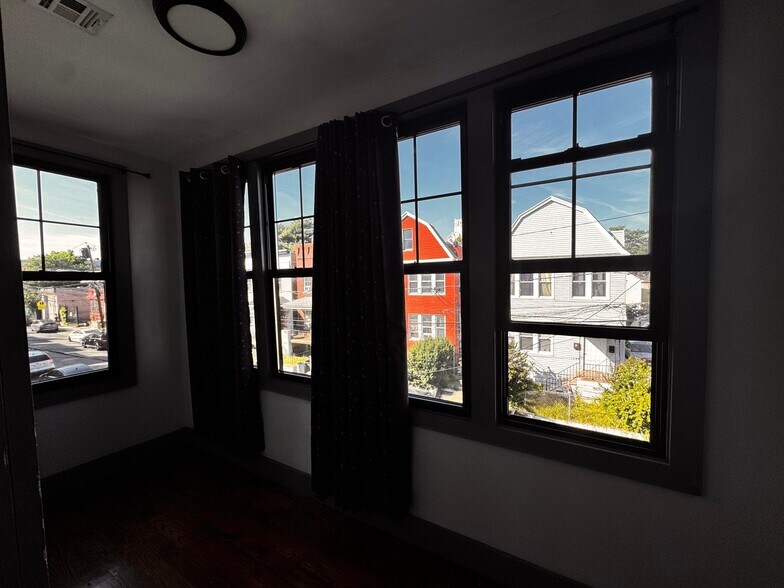 Building Photo - 137 Myrtle Ave