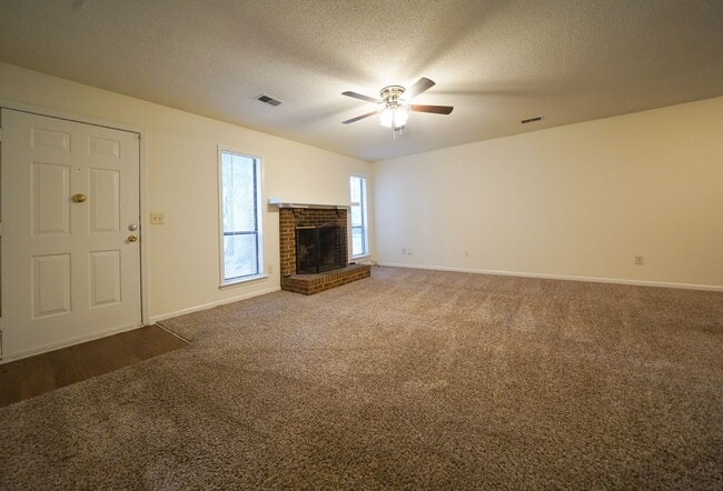 Building Photo - E. Charlotte - 3br 2ba Ranch w/Sunroom