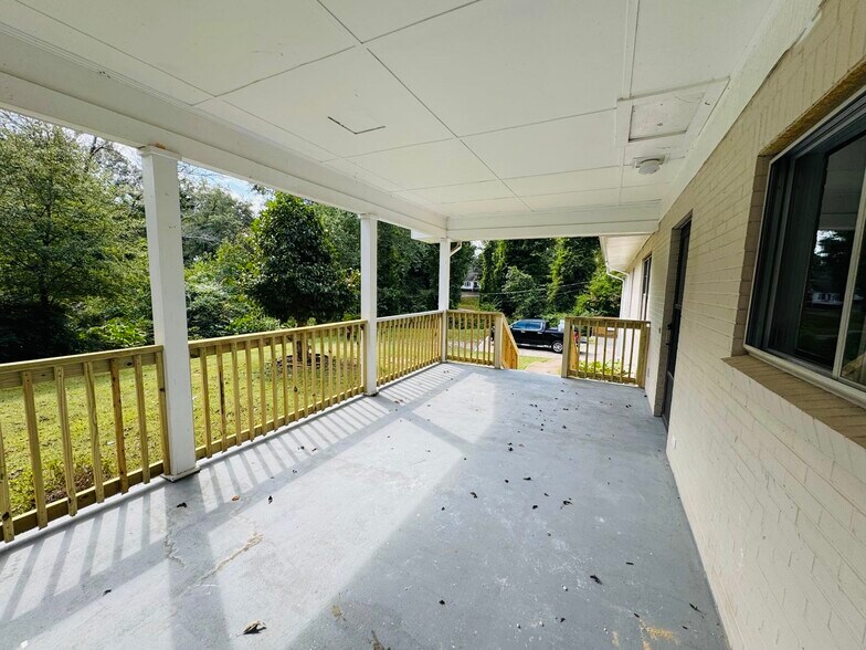 Building Photo - 1112 Riverside Ter