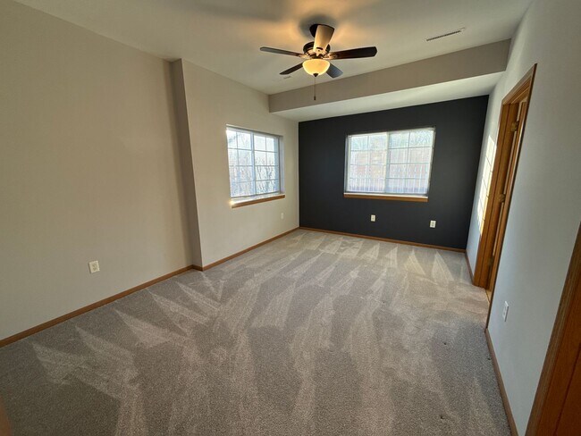 Building Photo - Large 2 Bedroom, 2 Bath apartment with 2 car garage