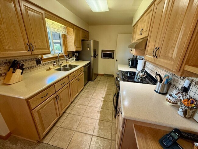 Building Photo - Unbelievable Lakewood Home