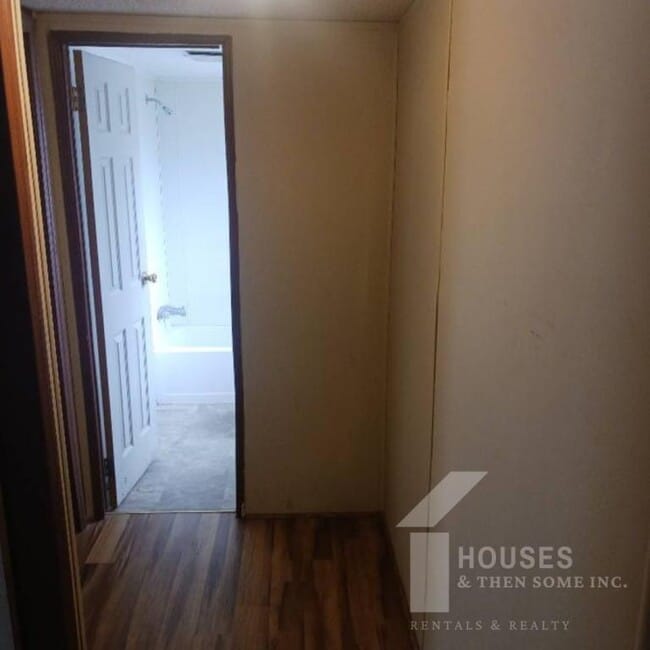 Building Photo - 108 Smiley Dr