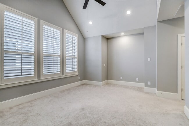 Building Photo - 704 N Shepherd Dr