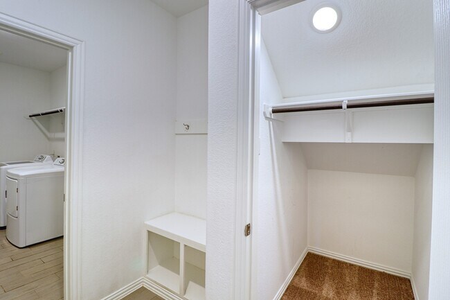 Building Photo - 8106 Royal Palm Ct