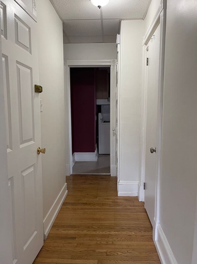 Building Photo - Large 2Nd. Floor 1 bedroom Apt.