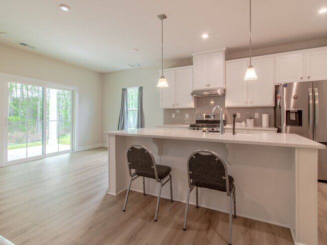 Building Photo - 12 MONTH RENTAL - 3 BED 2.5 BATH SINGLE FA...