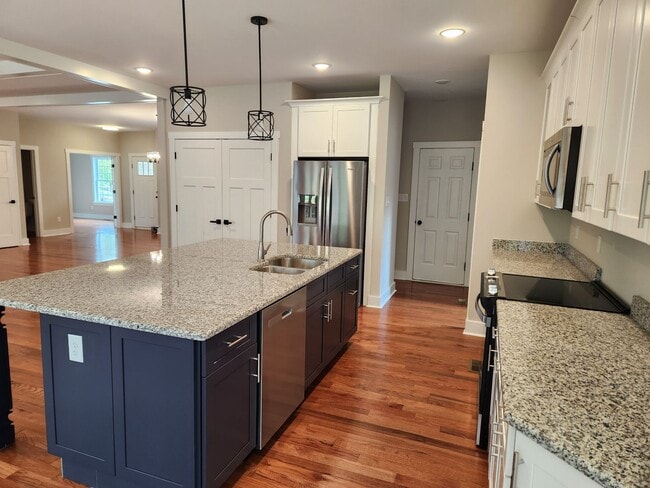 Building Photo - Chesterfield - 5 Bed 3.5 Bath Newer Modern...