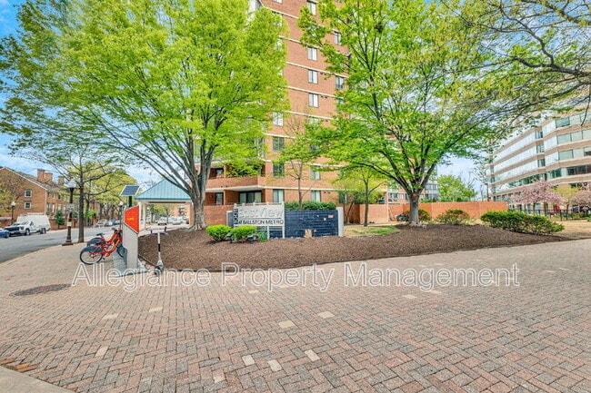 Building Photo - 1001 N Randolph St