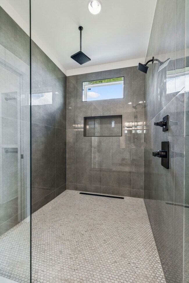 Building Photo - "Spacious 4-Bed, 4-Bath Gem in Nashville -...