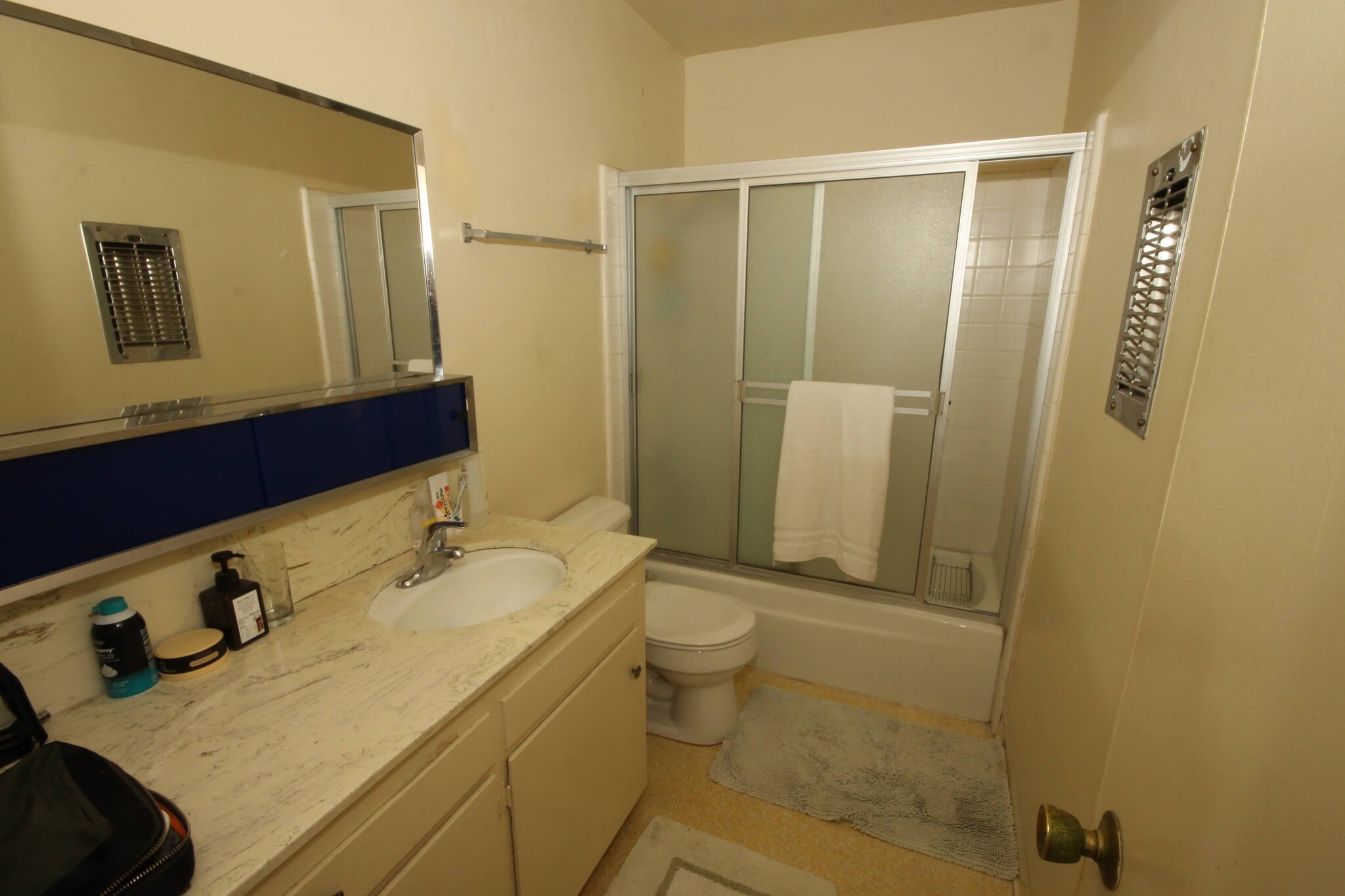 Shared Central Bathroom - 11061 Missouri Ave