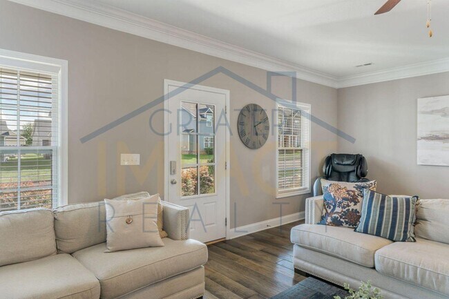 Building Photo - 129 Hackberry St