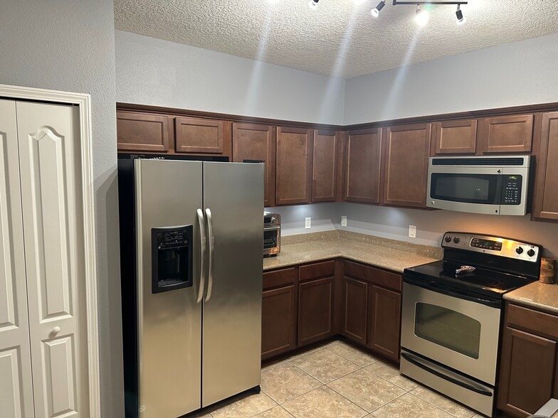 Building Photo - 4908 Key Lime Dr