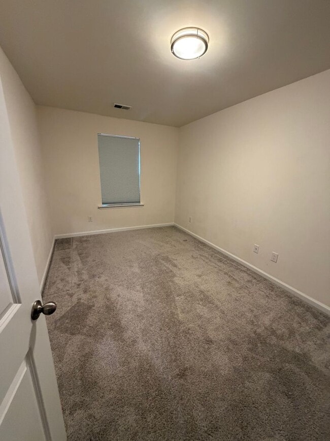 Building Photo - Beautiful 3 Bed / 2.5 Bath Townhome in Foxbank Plantation