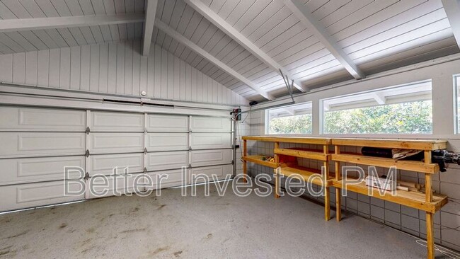 Building Photo - 475 Country Club Dr