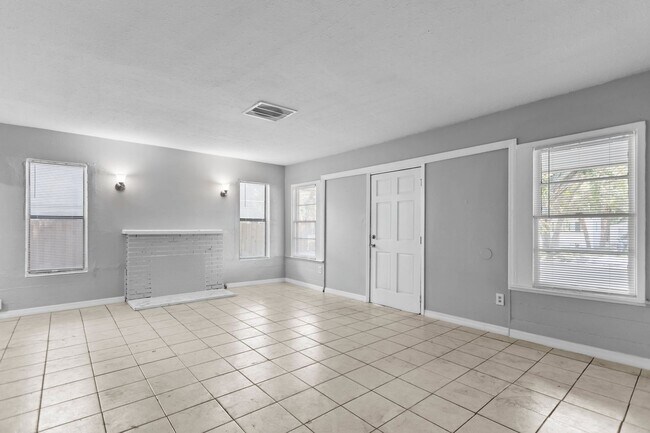Building Photo - Spacious 3bdrm/1bath House $2295.00 ** Fen...