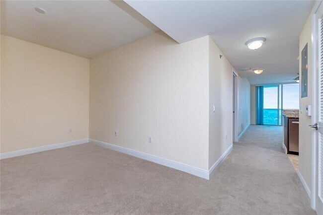 Building Photo - 2641 N Flamingo Rd