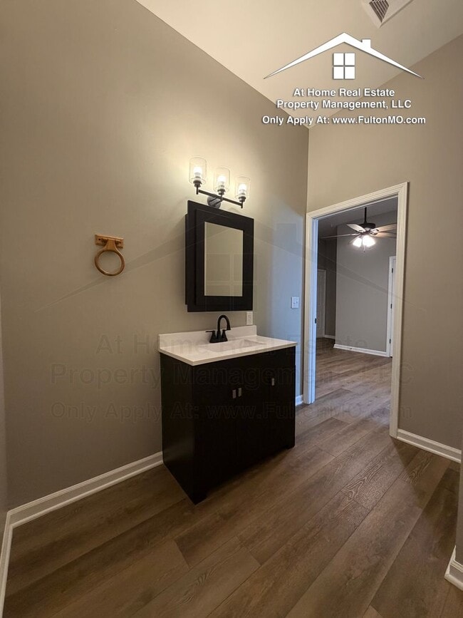 Building Photo - 13 W 5th St