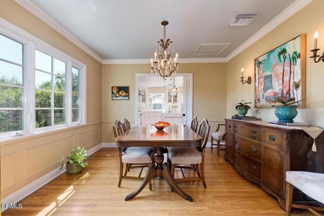 Building Photo - 807 N Doheny Dr