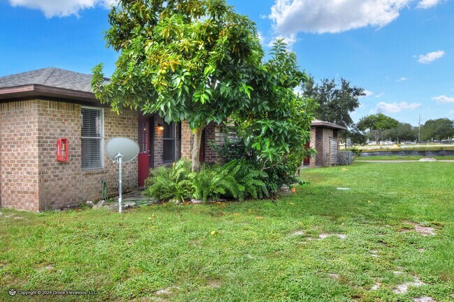 Building Photo - ***1st MONTH RENT FREE! Cozy 1 Bedroom Apa...