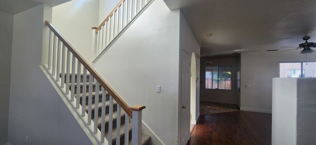 Building Photo - 4 Bedroom Home in Elk Grove