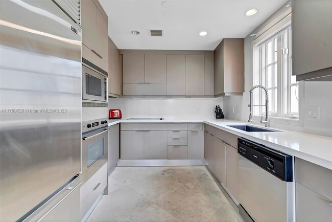 Building Photo - 19227 Fisher Island Dr