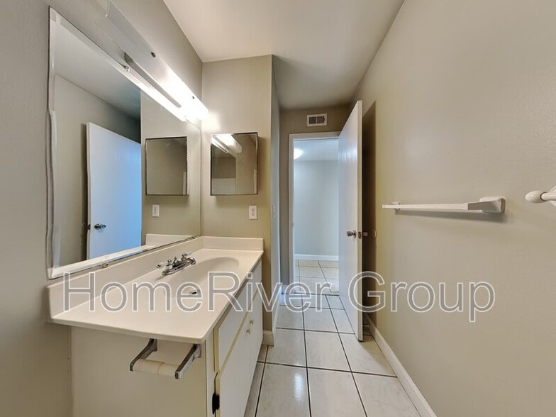 Building Photo - 681 W Rosewood Ln
