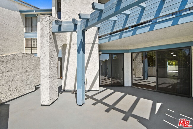 Building Photo - 4260 Vía Arbolada