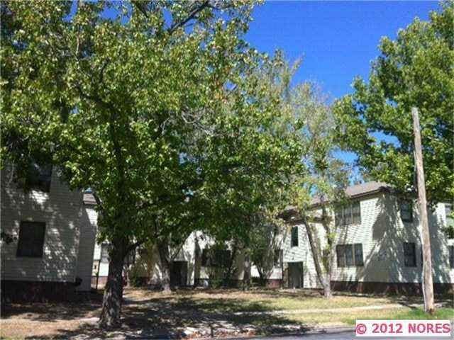Building Photo - Maple Leaf Apartments