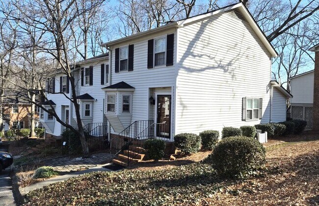 Building Photo - Great Two Bedroom Townhouse Convenient to Downtown Greenville!