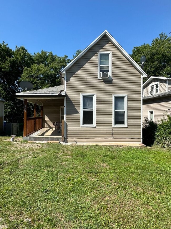 Building Photo - Lovely 2 Bedroom Home