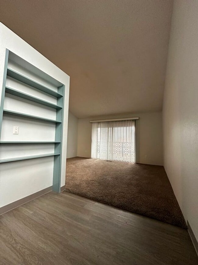 Building Photo - 2 bedroom townhuose
