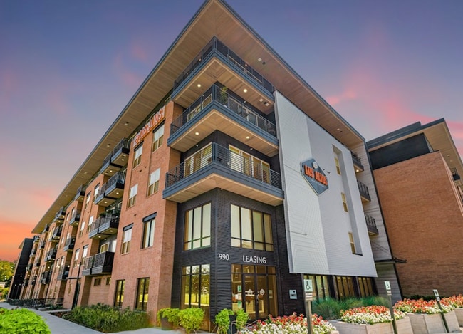 Building Photo - 990 Singleton Blvd