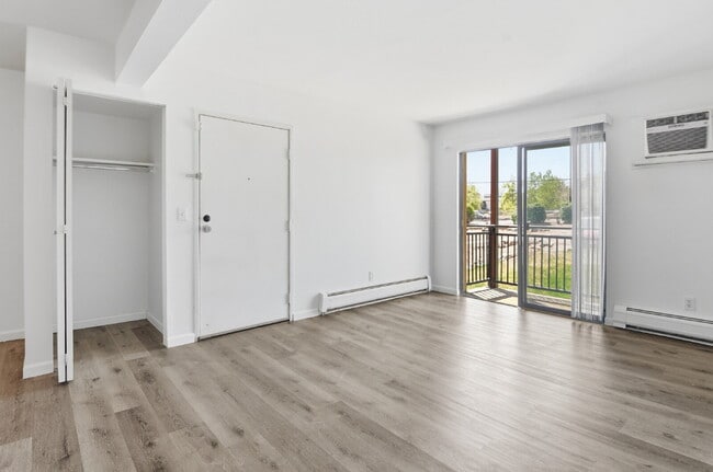 Building Photo - $1,040.95 with Half Off The First Month's Rent, 1 Bed - 1 Bath, Condo in Denver with Easy Access ...