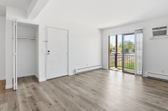 Building Photo - $1,140.95 with Half Off The First Month's Rent, 1 Bed - 1 Bath, Condo in Denver with Easy Access ...
