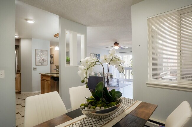Building Photo - 2 Bedroom/2 Bathroom Condo - Aurora - Lowe...