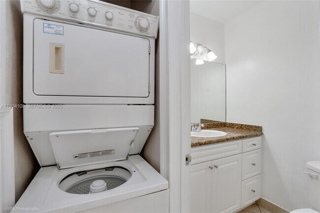 Building Photo - 4521 NE 21st Ave