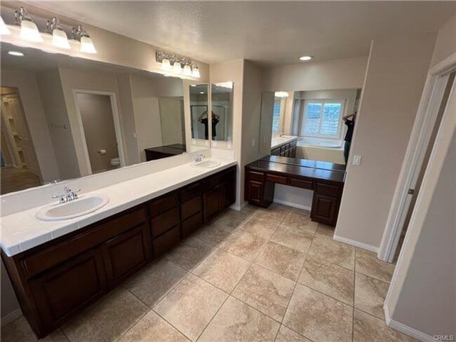 Building Photo - Canyon Hills Home