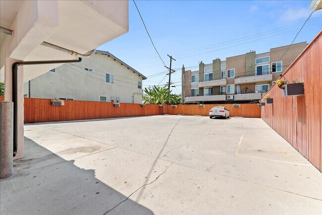 Building Photo - 941 Normandie Ave