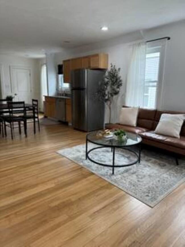 Building Photo - 10 Cranch St