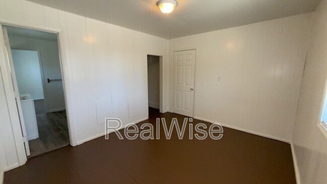 Building Photo - 328 SE Lane Ave