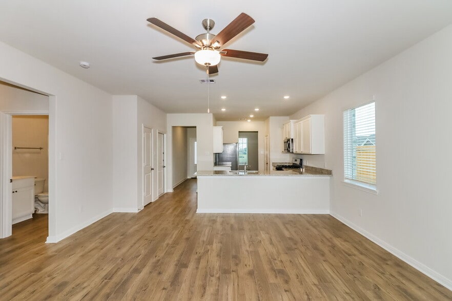 Building Photo - 401 Sunny Highlands Dr