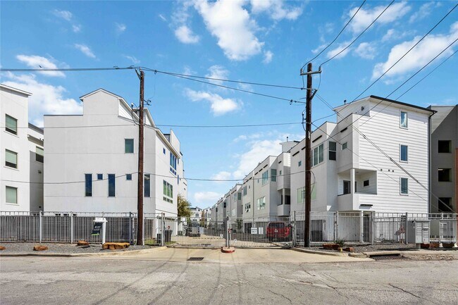 Building Photo - 3018 Markle Dr